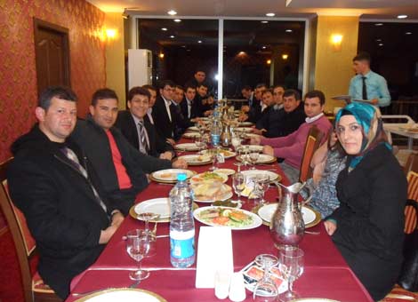 ak-parti-genclik-kollari-yemek2.jpg