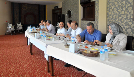 ak-parti-kahvalti2.20110615134056.jpg