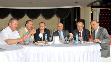 ak-parti-kahvalti4.20110528132429.jpg