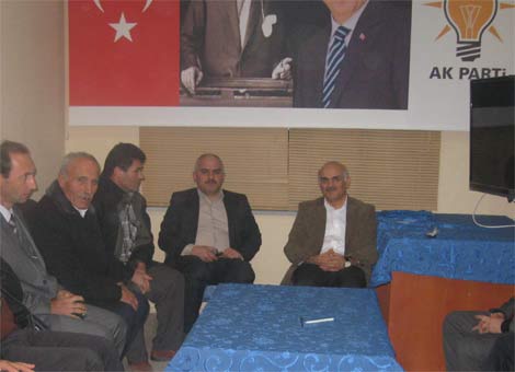 ak-parti-trabzon-milletvekili-prof.-dr.-aydin-biyiklioglu,--akcaabat-ilcesindeki-teskilatlarla-bir-araya-gelerek-toplanti-duzenlendi.-(2).jpg