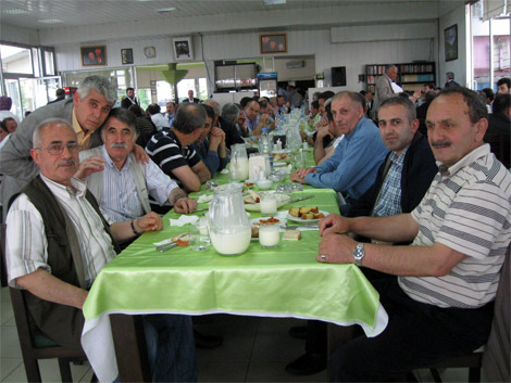 ak-parti-yemek1.20110615162721.jpg