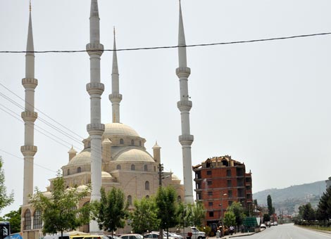 rahman-camii’nin-onunu-kapatan-2-bina-tepkilere-yol-acti..jpg