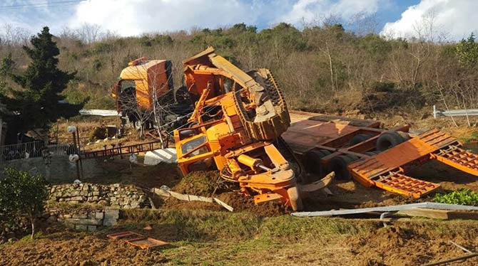 trabzonda-is-makinesi-tasiyan-kamyon-devrildi.jpg